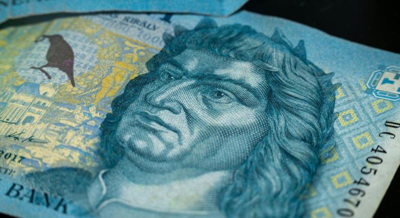 Több mint másfél millió forintot akasztott a kertkapura egy néni Nádudvaron