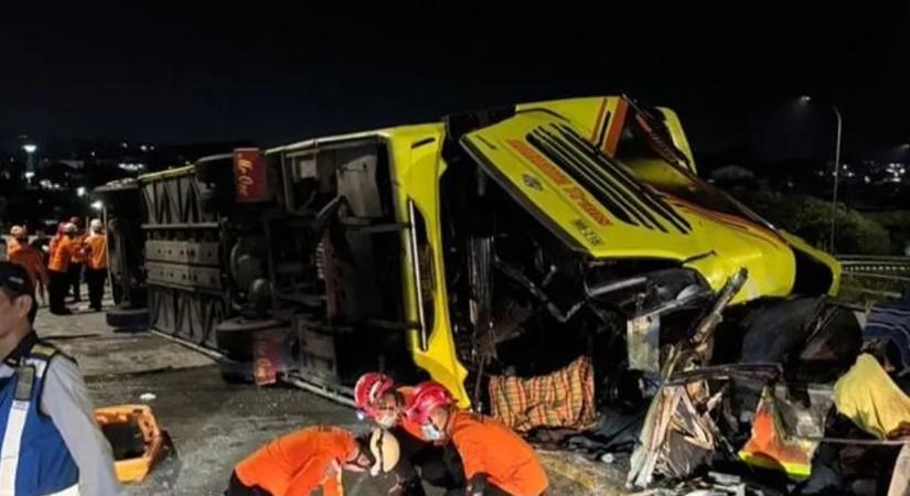 Buszbalesethez rohantak a mentők: tizenhatan vesztették életüket a tragédiában