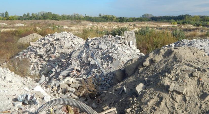 Bűnvádi feljelentést tett a rendőrség a tavankúti illegális hulladéklerakás miatt
