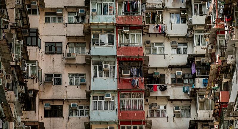 A lakosság közel fele túlzsúfolt lakásokban él