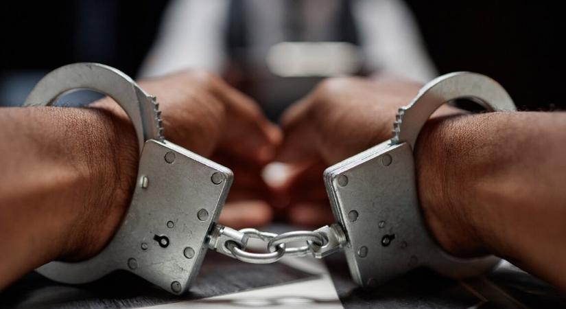 Autóval üldözte és el akarta gázolni a volt feleségét