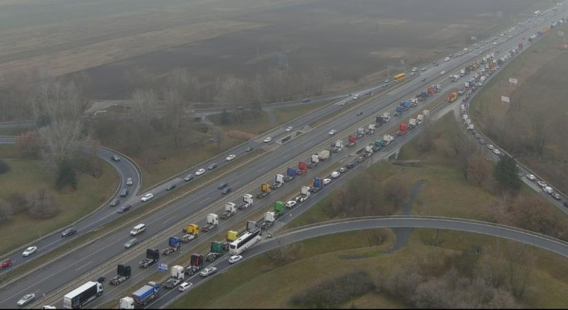 Megérkeztek a kamionok Budapestre – már kilométeres a sor