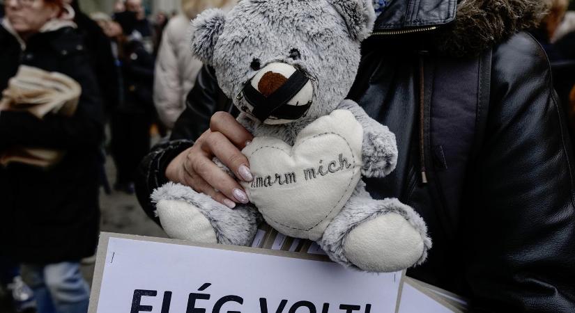 21 Kutatóközpont: a magyarok 49 százaléka szerint Pintér Sándornak, 40 százaléka szerint Orbán Viktornak kellene lemondania a Szőlő utcai ügy miatt