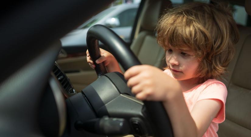 Hajmeresztő dolgot láttak az autópályán: az anya a telefonját nyomkodta, az ölében ülő gyereke vezetett