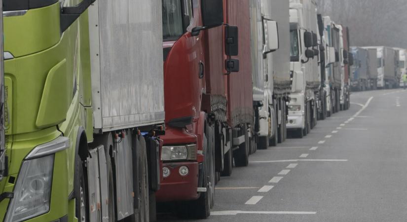 Kamionos demonstráció okoz torlódásokat az M3-ason és Budapesten