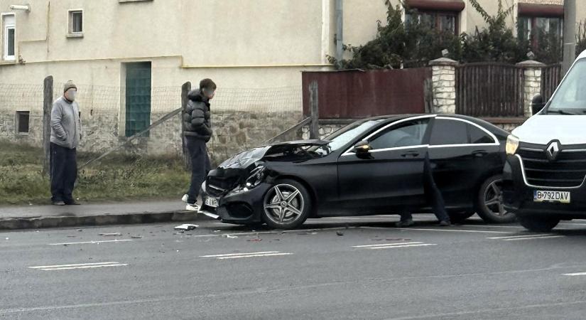 Két autó ütközött a csíkszeredai vasútállomás közelében