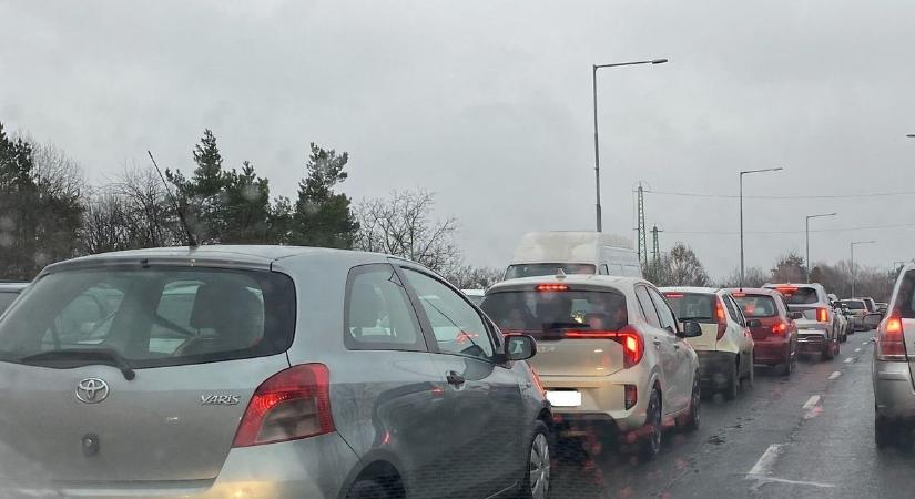 Gondolja meg, ha erre autózna: elesett a felüljáró Egerszegen!