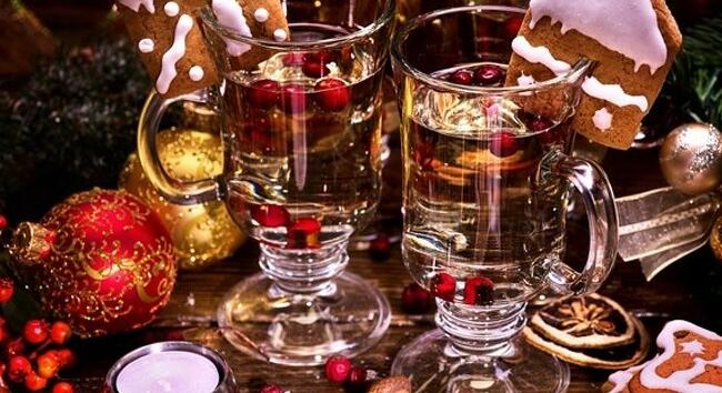 Világ körüli karácsonyi koccintás – mit töltenek a pohárba az ünnepi asztaloknál?