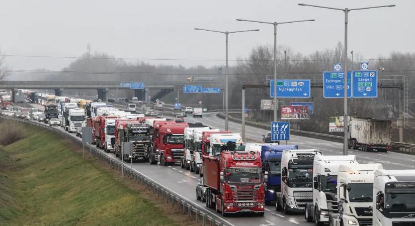 Megindultak a tiltakozó kamionosok Budapest belvárosa felé, a Hősök terére viszont csak ötvenet engednek be