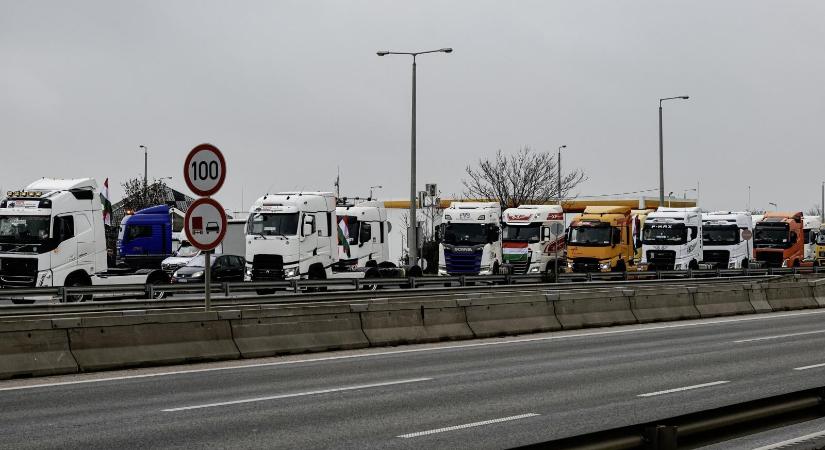 Elindult a tiltakozó kamionosok menete Budapestre, de a Hősök terére csak 50 járművet engednek be