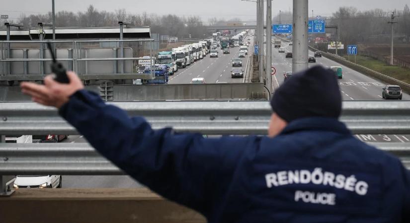 Dudálva haladnak az útdíjemelés ellen tiltakozó kamionosok Budapesten