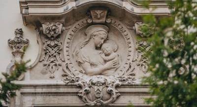 A város karácsonyi arca – Madonna és a kis Jézus Budapesten