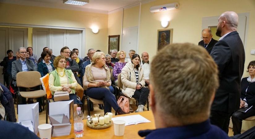 Rászoruló szépkorúakat láttak vendégül a szegedi KDNP politikusai