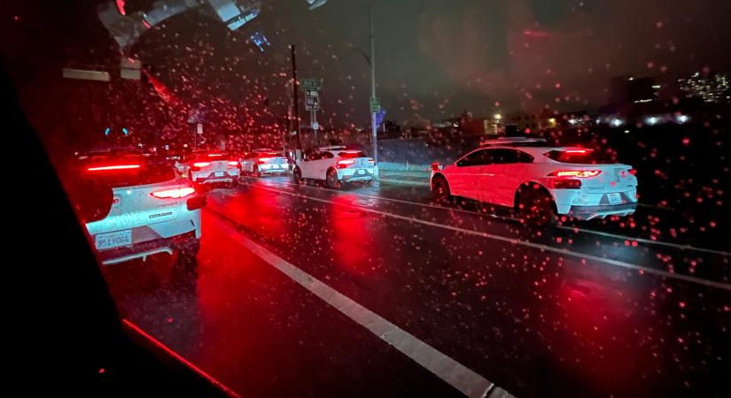 ramsznet miatt az t kzepn meglltak a Waymo nvezeti auti