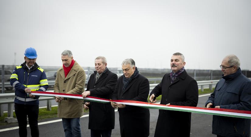 Orbán átadta az M4-es autóút új szakaszát