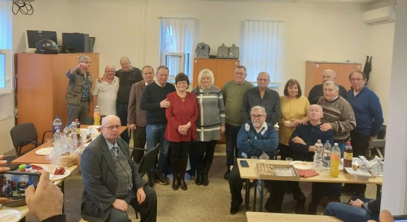 Így fogadta a nyugdíjas mentőket a fehérvári mentőállomás