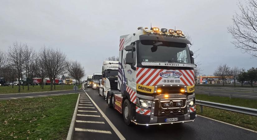 Váratlanul nagy és látványos demonstrációvá nőtt a fuvarozók tiltakozása. Mi történik?