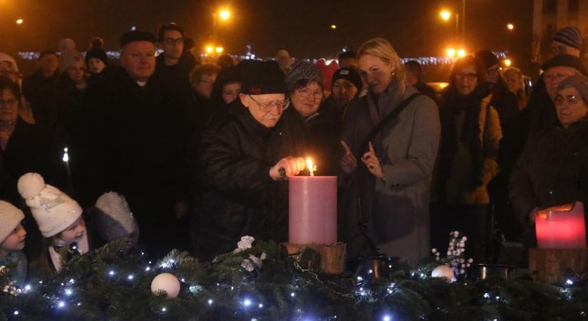 Fellobbant a szeretet lángja Baján