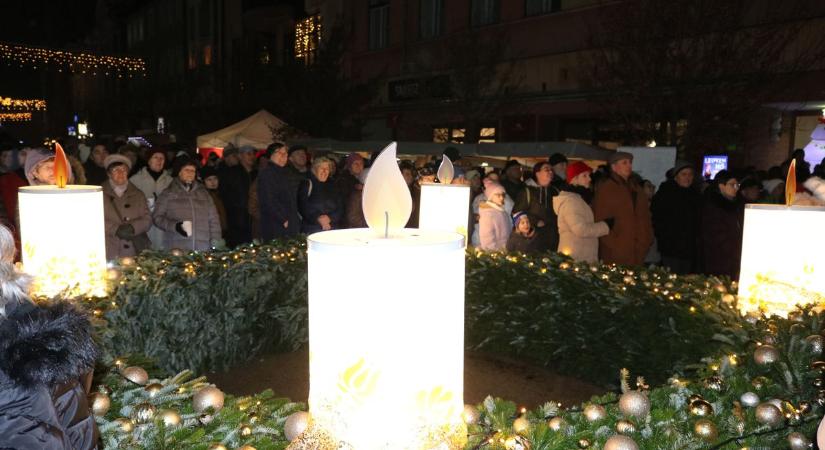 A szeretet fénye betöltötte Kalocsát, közösen gyújtották meg az utolsó adventi gyertyát – fotók