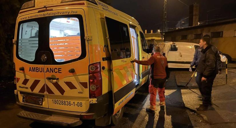 Sínek közé zuhant férfit segítettek kimenteni a mosonmagyaróvári polgárőrök