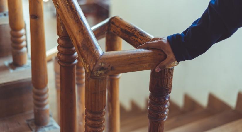 Egyesével nézi át mindig a lépcső korlátjait a Down-szindrómás férfi: az oka szívmelengető