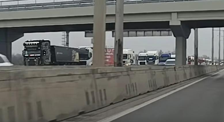 Megindultak a tiltakozó kamionosok Budapest belvárosa felé, a Hősök terére csak ötven járművet engednek be