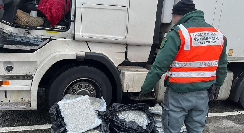 Hatalmas drogfogás az M7-esen: 44 kilogramm marihuánával bukott le a teherautós