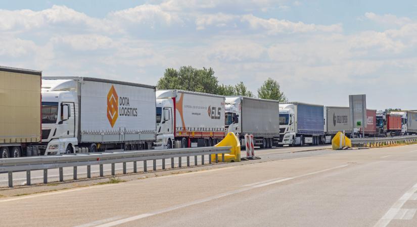Közlekedési káosz Budapesten: megérkezett a kamionosok menete