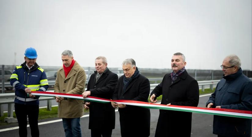 Átadták a M4-es 34 kilométeres szakaszát Törökszentmiklós és Kisújszállás között