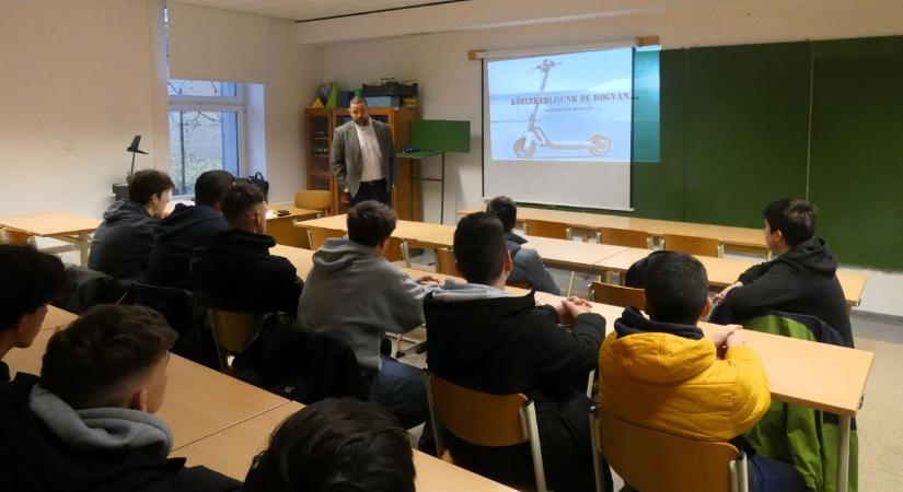 Hetvennel a járdán? Erre figyelmeztet a rendőrség az e-rollerezőknél