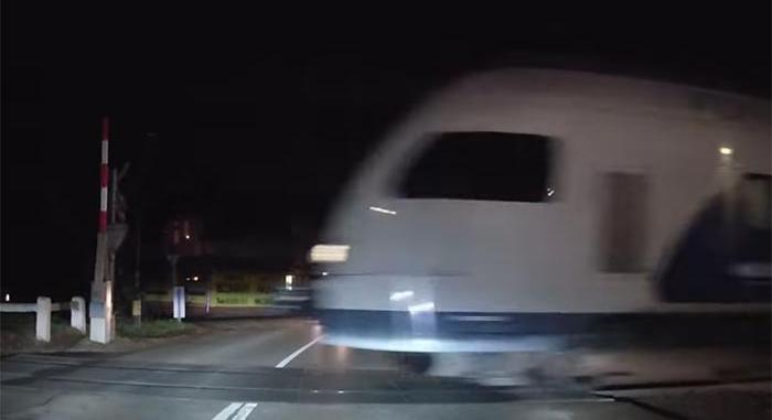 Itt a durva hazai bizonyíték arra, miért kell mindig megnézni, jön-e a vonat