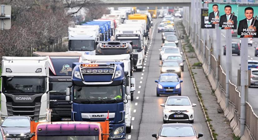 Fotók: megérkeztek a kamionosok Budapestre, az M3-as bevezetőn 3 kilométeres a torlódás