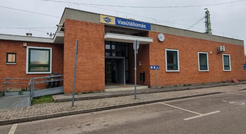 Látványos átalakulás jön: teljesen megújul két Fejér megyei vasútállomás