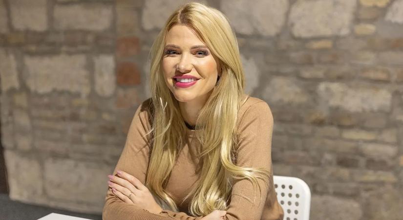 Vasvári Vivien übercuki képeket posztolt a fa alól