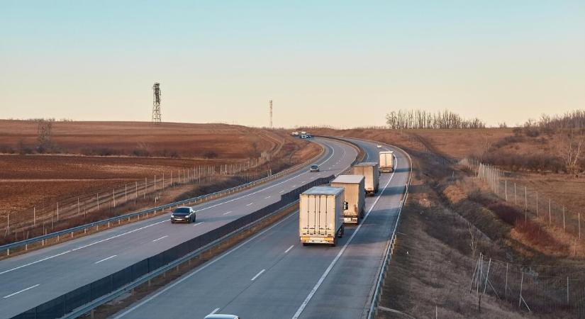 Megérkeztek a kamionosok a Hősök terére, de csak 50 jármű mehet be