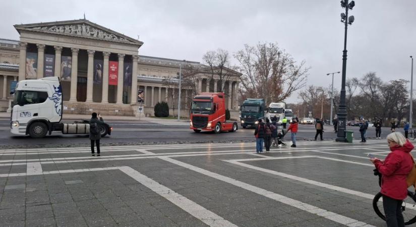 Megérkezett a kamionkonvoj a Hősök terére