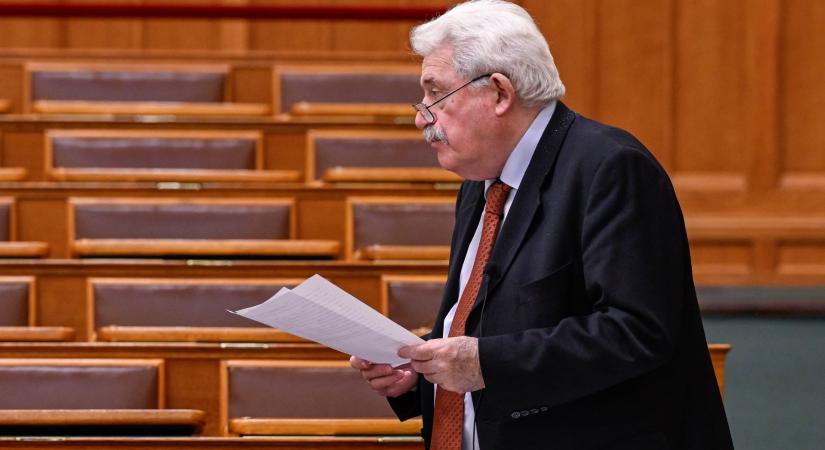 Már az Ügyfélkapun is adóemeléssel és a háborúval riogatja a nyugdíjasokat a kormány