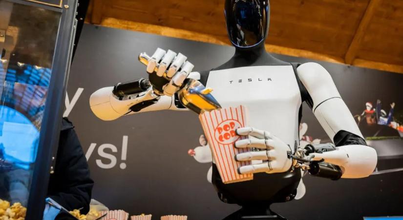 Elon Musk humanoid robotja pattogatott kukoricát oszt egy karácsonyi vásáron – videó