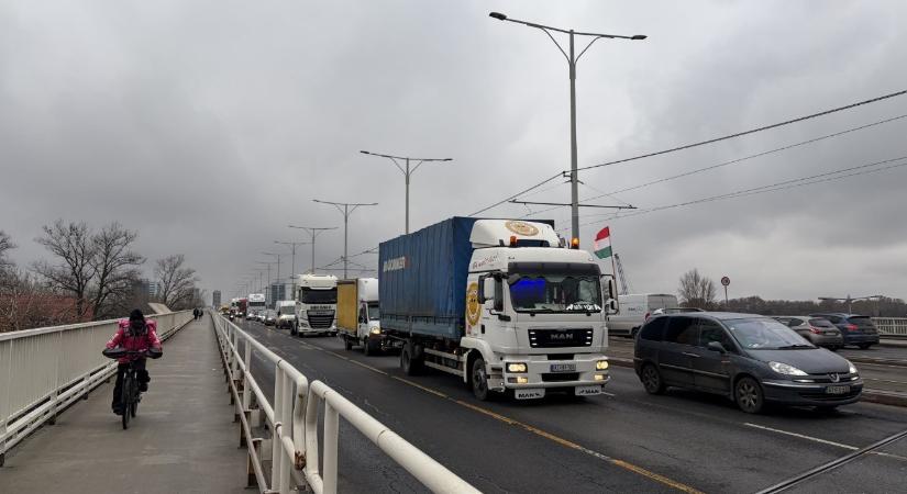 Így araszolnak át Budapesten a demonstráló kamionosok – videó