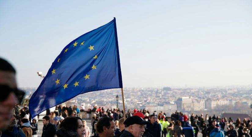 Az Amnesty International szerint a helyi önazonosságról szóló törvény végső soron a szegényekkel és a romákkal szúr ki, ezért az Európai Bizottsághoz fordultak