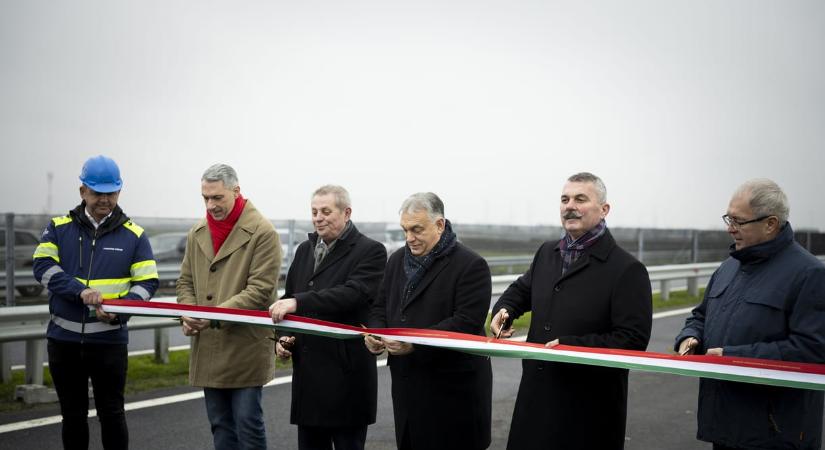 Átadták az M4-es autóút új szakaszát, Orbán Viktornak Brüsszel és Ukrajna jutott eszébe