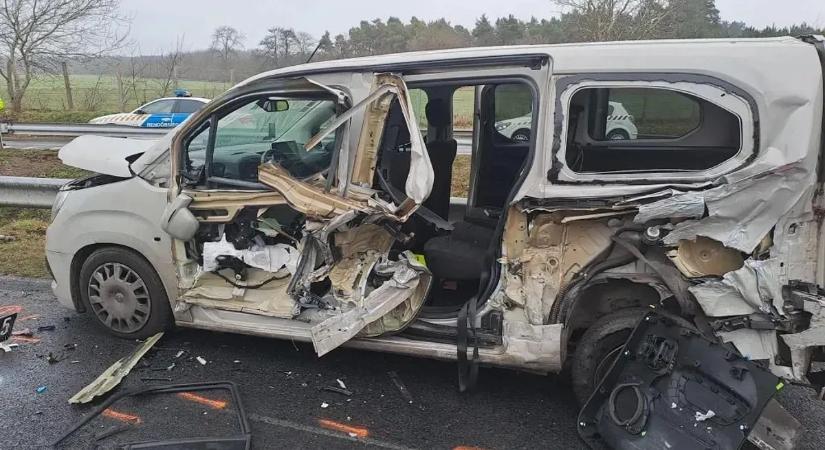 Letarolta őket a száguldó kisbusz: családja szeme láttára halt meg a háromgyermekes apa az M1-esen