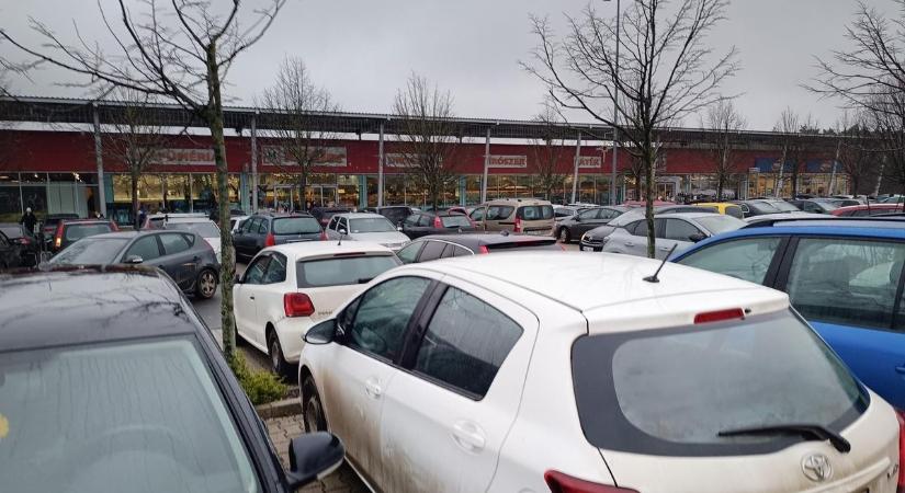 A parkolók megteltek, a vásárlók ellepték az üzleteket
