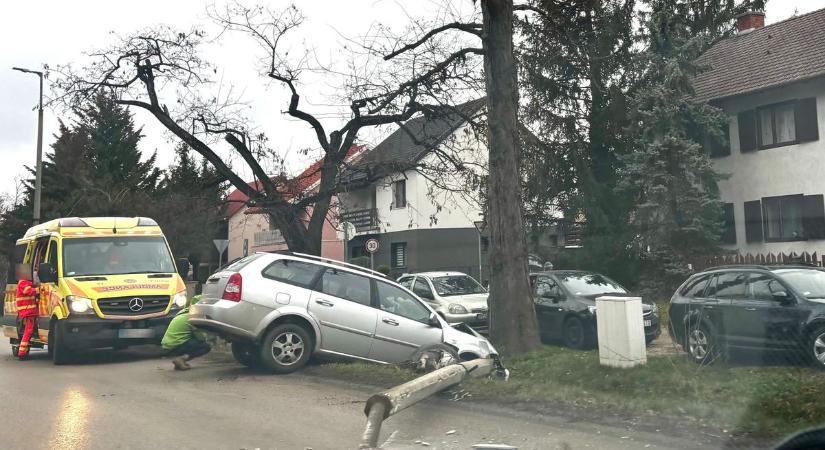 Villanyoszlopnak csapódott egy autó Tatán