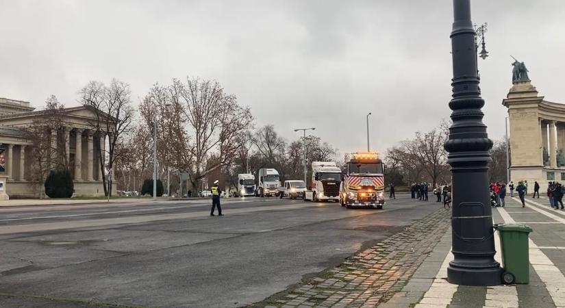 Videó: megérkezett a Hősök terére a tiltakozó kamionosok menete
