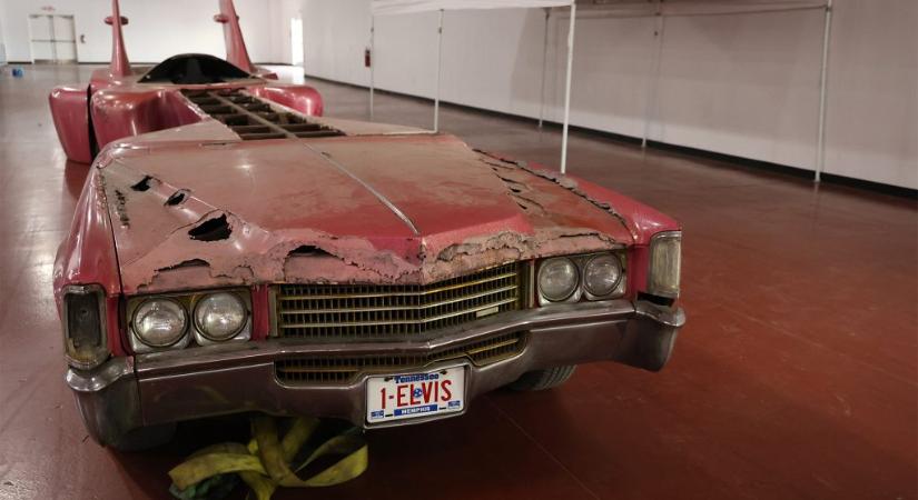 Rózsaszín gitárautója is volt Elvisnek, ötven év után idén egy párizsi garázsból került elő