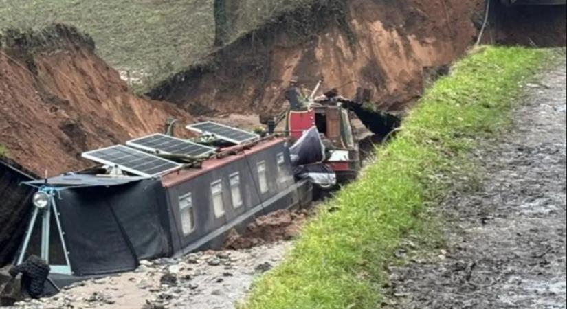 Eltűnt a víz egy angliai csatornából, hajókat is magával rántott a víznyelő