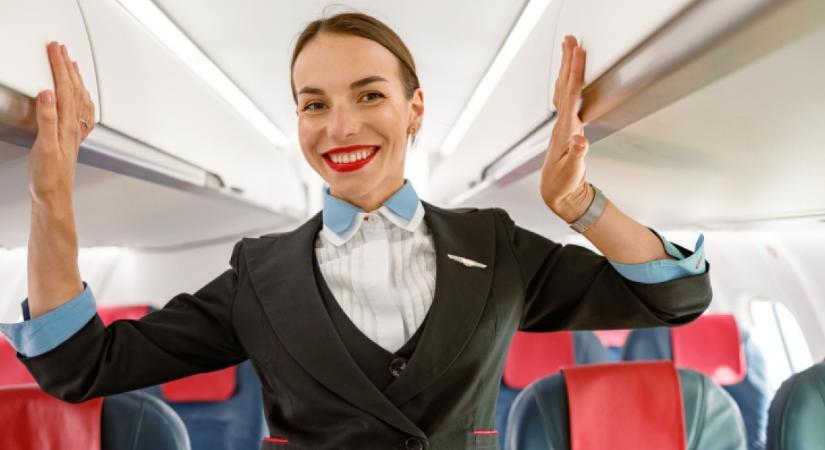 Gondoltad volna? Ezért ülnek a stewardessek a fel- és leszállásnál a kézfejükön - Videó
