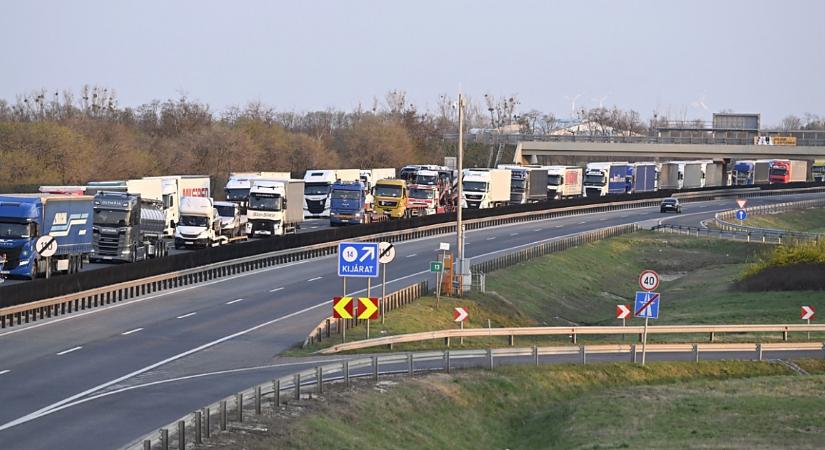 Hatalmas torlódást okoz Budapest felé az M3-ason a kamionos tüntetés