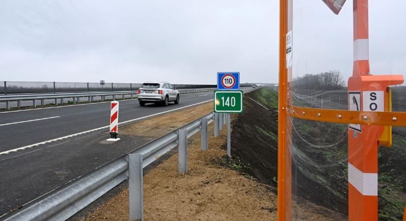 Jelentős útfejlesztés a térségben: átadták az M4-es új szakaszát – videó